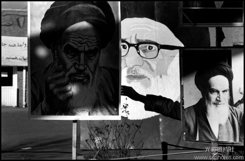 IRAN. Teheran. 1979. Posters in front of the U.S. Embassy.