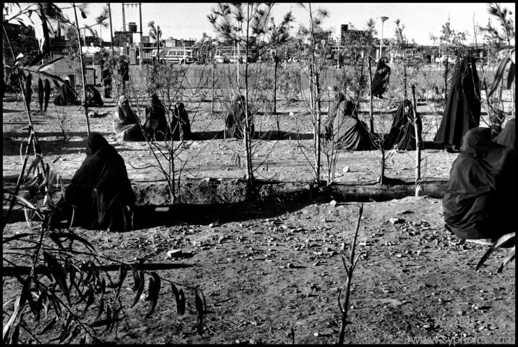 IRAN. Qom. 1979. Picnic in front of Khomeini's house.