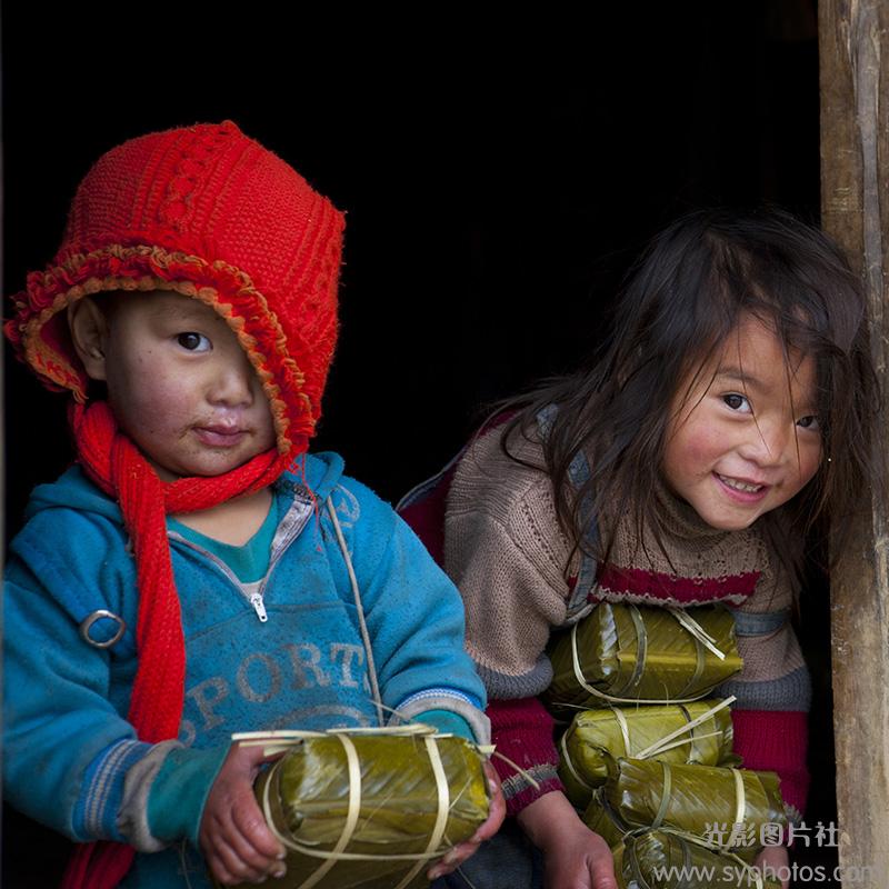 Black Hmong Kids Holding Wrapped Rice Cakes For Tet, Sapa, Vietnam